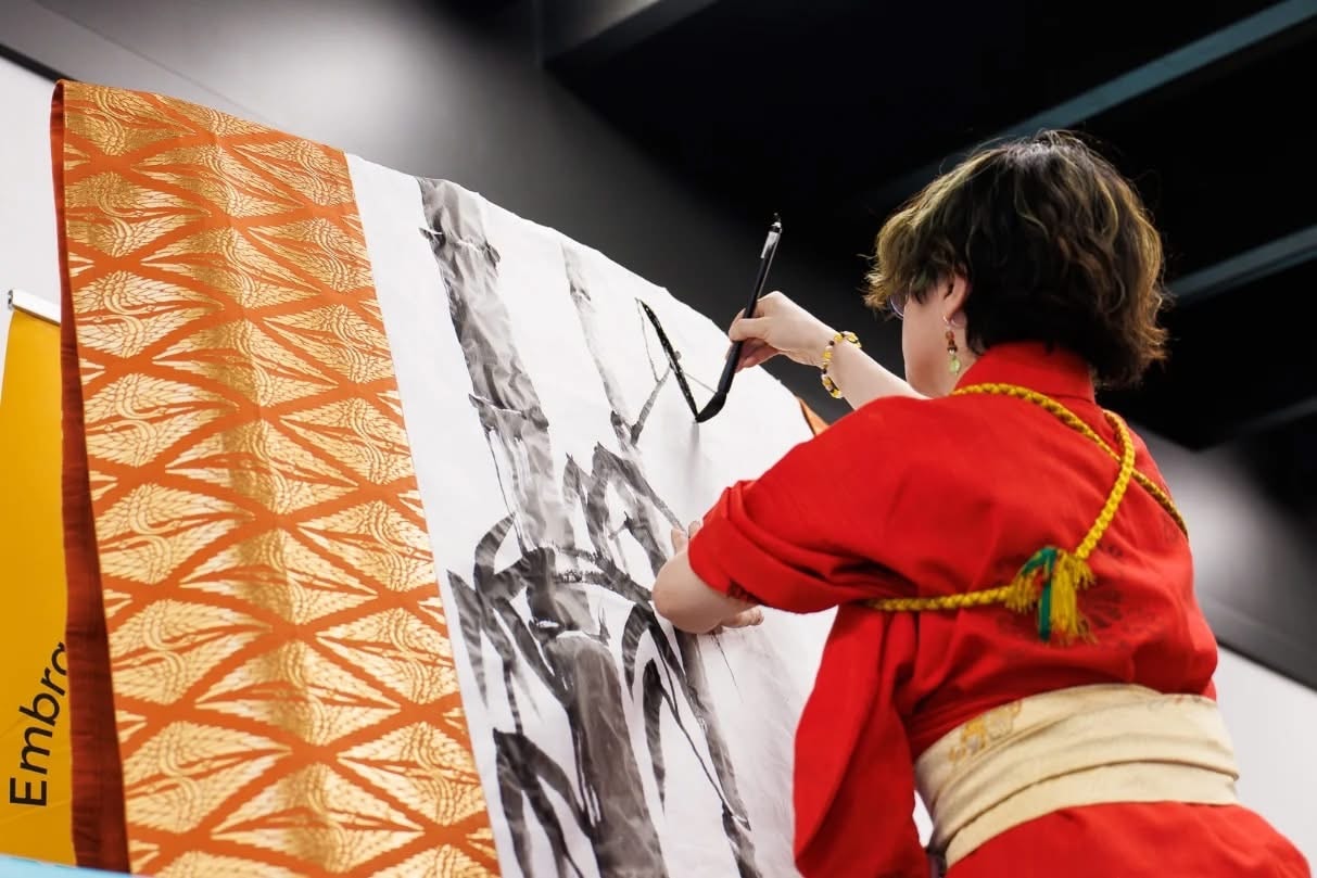 Chikako Ogawa leading a sumi ink painting workshop